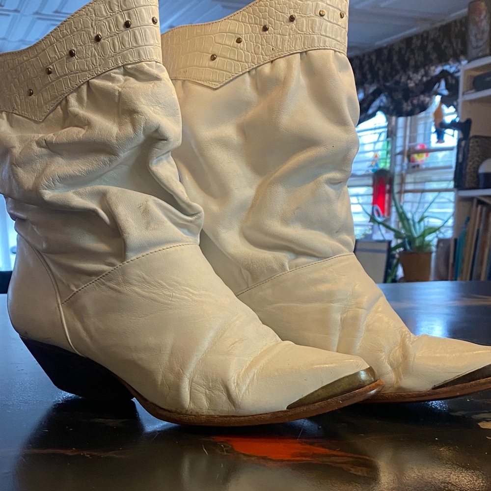 Vintage Women's White Western Leather boots. Slant heel The Wild Pair 80’s